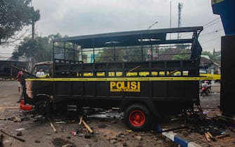 Un camion della polizia incendiato fuori dallo stadio di di Malang