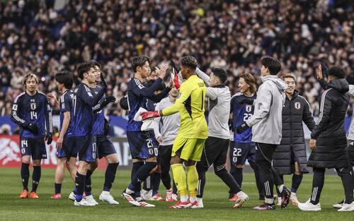 epa11975949 Japan players celebrate winning the FIFA World Cup 2026 qualifier soccer match between Japan and Bahrain in Saitama, Japan, 20 March 2025.  EPA/FRANCK ROBICHON