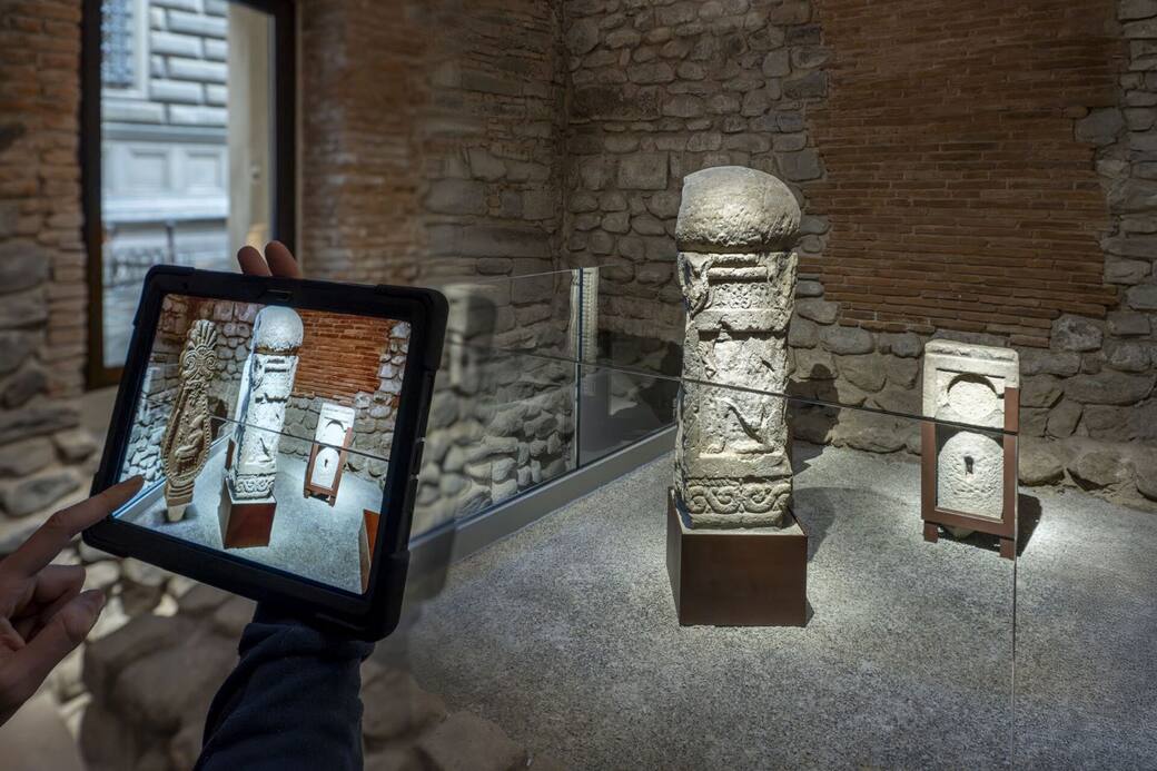 Installation view del nuovo percorso archeologico, Museo dell'Antico Palazzo dei Vescovi, Pistoia, 2025. © Ela Bialkowska, Okno Studio. Courtesy Fondazione Pistoia Musei