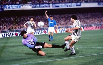 NAPLES, ITALY: Juventus player Rui Barros during Napoli - Juventus, Uefa cup, on March 15, 1989 in Naples, Italy. (Photo by Juventus FC - Archive/Juventus FC via Getty Images)