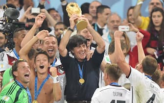 Joachim Loew: after the soccer ball EM 2021 he is stepping down from his post as national coach. Federal coach Joachim Jogi LOEW, L&#x82;AovÑ¬? W (GER) with cup, around him his players, jubilation, joy, enthusiasm, team photo, team, team, team photo, award ceremony, tribune, cup, trophy, trophy. Germany (GER)) - Argentina (ARG) 1-0 nV Finale, Final, Game 64, on July 13, 2014 in Rio de Janeiro. Soccer World Cup 2014 in Brazil from 12.06. - 07/13/2014. ¬_¬ | usage worldwide