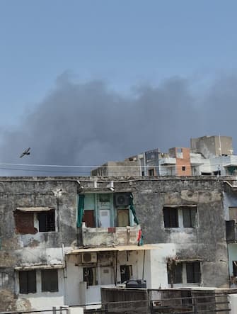 Incidente aereo GUJARAT, INDIA - JUNE 12: Smoke rises after a plane crash shortly after takeoff from Sardar Vallabhbhai Patel International Airport in India's western state of Gujarat on June 12, 2025. The crash occurred in the Meghaninagar area, according to a report by the Press Trust of India, citing local authorities. (Photo by Nandan Dave/Anadolu via Getty Images)