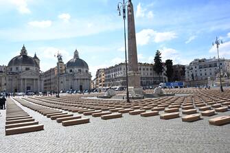 Una immagine dell'iniziativa organizzata dalla UIL, 'Mille bare a Piazza del Popolo' per ricordare le vittime del lavoro a Roma, 19 marzo 2024. 
 ANSA/MAURIZIO BRAMBATTI