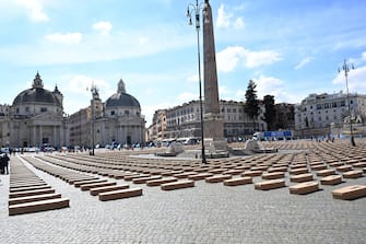 Una immagine dell'iniziativa organizzata dalla UIL, 'Mille bare a Piazza del Popolo' per ricordare le vittime del lavoro a Roma, 19 marzo 2024. 
 ANSA/MAURIZIO BRAMBATTI