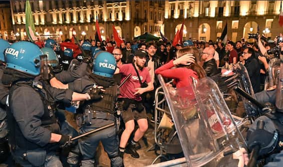 25 aprile scontri tra antagonisti e polizia a torino manifestazioni in tante citt224 live