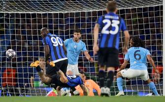 Federico Dimarco (bottom) of FC Internazionale Milano heads towards the Manchester City FC goal during the UEFA Champions League Final 2023 between Manchester City FC and FC Internazionale Milano at the Ataturk Olympic Stadium, in Istanbul, Turkey on 10 June 2023, 
(Photo by Domenic Aquilina/NurPhoto via Getty Images)