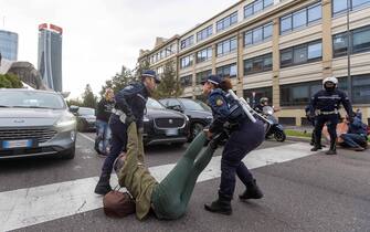 Foto Stefano Porta/LaPresse 16-10-2023 Milano, Italia - Cronaca - Gli attivisti di Ultima Generazione bloccano il traffico all’incrocio fra Viale Scarampo e Via Colleoni

October 16, 2023 Milan, Italy - News - Gli attivisti di Ultima Generazione bloccano il traffico all'incrocio tra Viale Scarampo e Via Colleoni