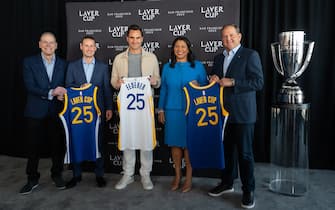 SAN FRANCISCO, CALIFORNIA - MARCH 8: Roger Federer (C) poses for a jersey swap photo with (L-R) Laver Cup CEO Steve Zacks, Brandon Schneider of the Golden State Warriors, San Francisco Mayor London Breed and agent Tony Godsick as part of the Laver Cup San Francisco Launch for 2025 at Chase Center on March 8, 2024 in San Francisco, California. (Photo by Loren Elliott/Getty Images for Laver Cup)