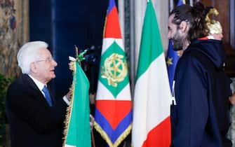 Il Presidente della Repubblica Sergio Mattarella   (S) e Gianmarco Tamberi durante la cerimonia di restituzione della Bandiera degli atleti italiani di ritorno dai Giochi Olimpici e Paralimpici di Parigi 2024, Quirinale, Roma 23 settembre 2024. ANSA/FABIO FRUSTACI
