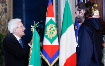 La cerimonia al Quirinale Il Presidente della Repubblica Sergio Mattarella (S) e Gianmarco Tamberi durante la cerimonia di restituzione della Bandiera degli atleti italiani di ritorno dai Giochi Olimpici e Paralimpici di Parigi 2024, Quirinale, Roma 23 settembre 2024. ANSA/FABIO FRUSTACI
