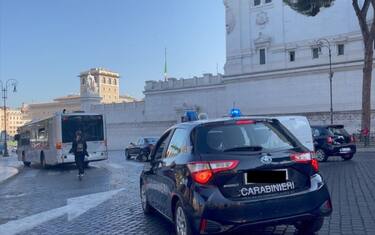 Volante dei carabinieri e bus a Piazza Venezia, Roma. Prima gli insulti a sfondo razziale e poi l'aggressione a calci e pugni. Per questo tre persone, di cui due minori, sono state arrestate dai carabinieri a Roma per il reato di rapina aggravata, lesioni personali commesse con finalità di discriminazione e odio razziale ai danni di un cittadino bengalese. Il fatto è avvenuto il 13 novembre scorso a bordo di un bus, Roma, 10 marzo 2023. ANSA/ UFFICIO STAMPA CARABINIERI ANSA/UFFICIO STAMPA +++ NO SALES, EDITORIAL USE ONLY +++ NPK +++