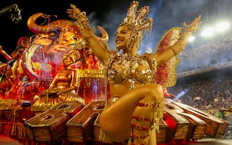 A reveler of the Barroca Zona Sul samba school performs during the second night of carnival at the Sambadrome in Sao Paulo, Brazil on March 1, 2025. (Photo by Miguel SCHINCARIOL / AFP)