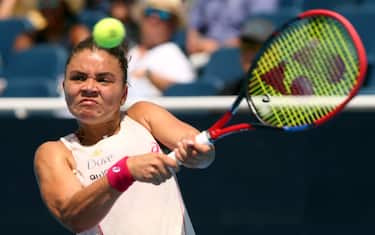 epa12292661 Jasmine Paolini of Italy in action against Maria Sakkari of Greece during the 2nd round of the Cincinnati Open at the Lindner Family Tennis Center in Mason, Ohio, USA, 10 August 2025.  EPA/MARK LYONS