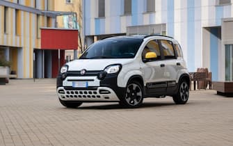 Sarà in vendita dall'estate nei principali mercati europei la nuova Fiat Pandina prodotta a Pomigliano d'Arco. Il nome è stato scelto - ha spiegato Olivier Francois, amministratore delegato di Fiat e direttore marketing globale di Stellantis - perché è il soprannome con cui gli italiani l'hanno sempre chiamata in modo affettuoso. Viene presentata il 29 febbraio per rendere omaggio allo storico lancio della prima Panda nel 1980, che fu presentata al presidente della Repubblica Sandro Pertini nella stessa data. La produzione inizia a giugno, 29 febbraio 2024. ANSA/UFFICIO STAMPA +++ NPK +++ NO SALES, EDITORIAL USE ONLY +++