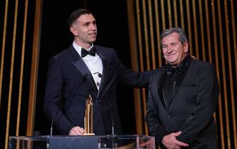 TOPSHOT - Aston Villa's goalkeeper Emiliano Martinez (L) receives on stage the Yachine trophy for best goalkeeper of the world next to his father Alberto Martinez during the 2023 Ballon d'Or France Football award ceremony at the Theatre du Chatelet in Paris on October 30, 2023. (Photo by FRANCK FIFE / AFP) (Photo by FRANCK FIFE/AFP via Getty Images)