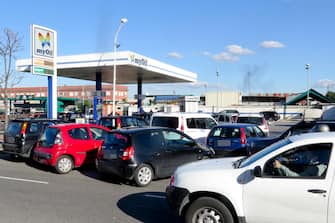 Automobili e scooter in fila ai distributori di benzina a Napoli dove, come nel resto d' Italia, dalle 19 di oggi scattera' lo sciopero di due giorni. 24 gennaio 2023 ANSA / CRO FUSCO