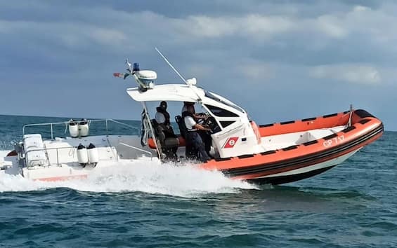 canale di sicilia tre migranti si gettano in mare dispersi tra le onde