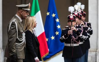 Il passaggio della campanella tra Giorgia Meloni e Mario Draghi