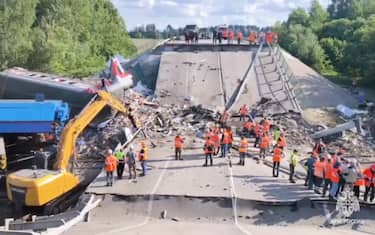 L’Ucraina attacca i ponti ferrovieri russi