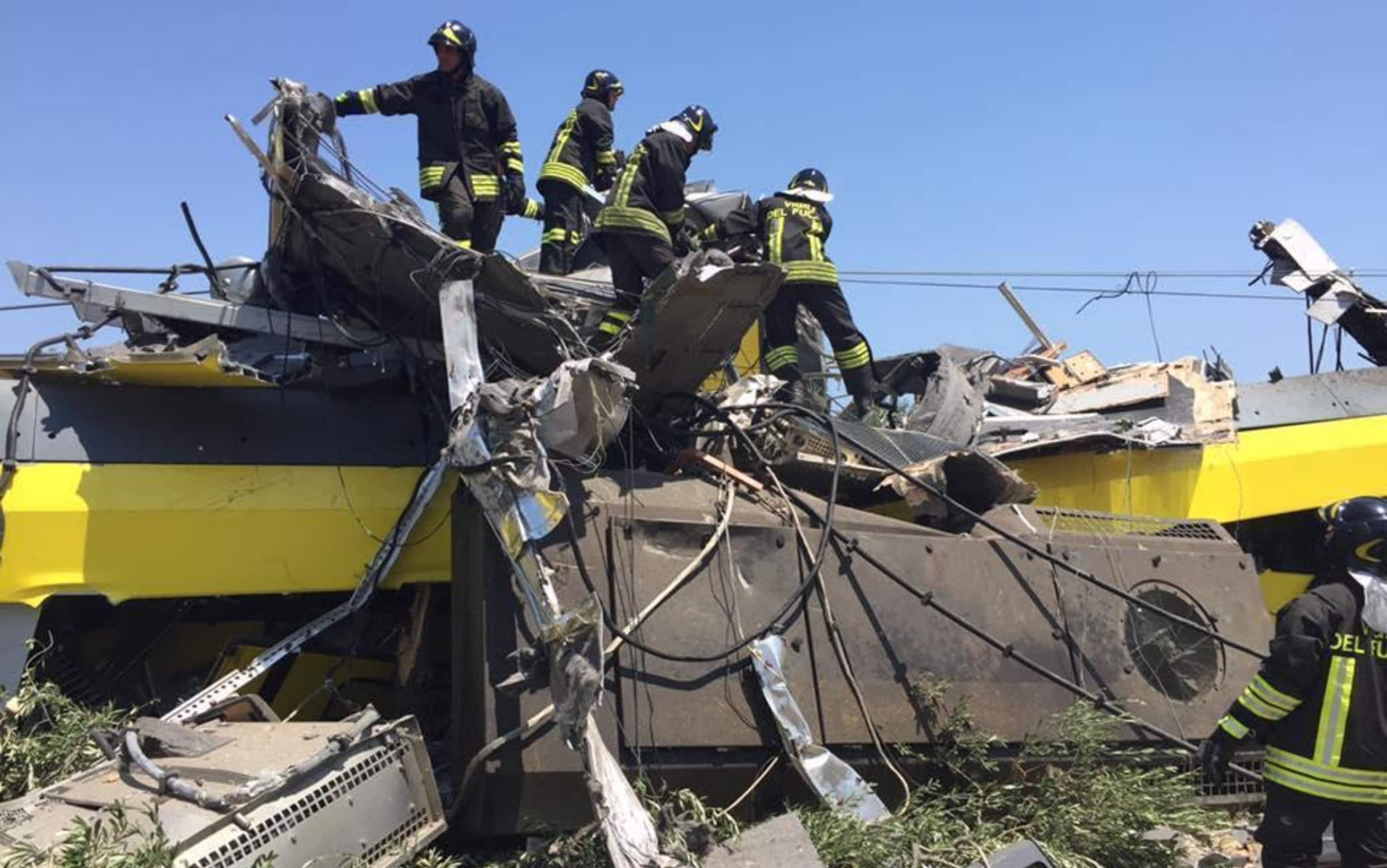 In una immagine pubblicata su Facebook dal sindaco di Corato, Massimo Mazzilli, lo scontro tra due treni di linea della Bari Nord avvenuto sul tratto a binario unico tra Ruvo di Puglia e Corato, 12 luglio 2016.
ANSA/FACEBOOK MASSIMO MAZZILLI
+++ ATTENZIONE LA FOTO NON PUO' ESSERE PUBBLICATA O RIPRODOTTA SENZA L'AUTORIZZAZIONE DELLA FONTE DI ORIGINE CUI SI RINVIA +++