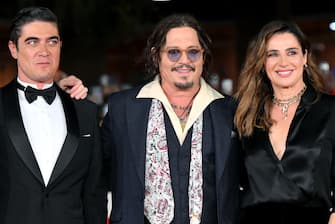 (L-R) Italian actor Riccardo Scamarcio, US actor and director Johnny Depp and Italian actor Luisa Ranieri arrive for the screening of the movie 'Modi'- Three days on the wing of madness (Modi' - Tre giorni sulle ali della follia)' at the 19th annual Rome International Film Fest in Rome, Italy, 26 October 2024. The Festa del Cinema di Roma runs from 16 to 27 October 2024.      ANSA/ETTORE FERRARI 
