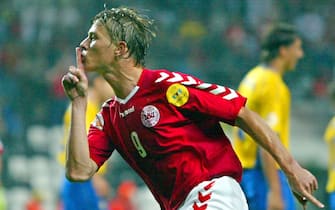 epa000217919 Danish Jon Dahl Tomasson gestures to Swedish supporters after scoring his second goal against Sweden during their Group C match as part of the European Soccer Championship at the Bessa Stadium in Porto, Portugal, Tuesday 22 June 2004. Denmark and Sweden play their third group match of the Euro2004, which will end on July 04.  EPA/KERIM OKTEN +++ NO MOBILE APPLICATIONS +++