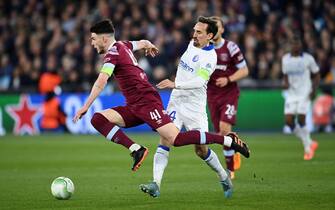epa10582511 West Ham United's Declan Rice (L) vies for the ball with Sven Kums of KAA Gent (R) during the UEFA Europa Conference League quarter final, 2nd leg match between West Ham United and KAA Gent in London, Britain, 20 April 2023.  EPA/ANDY RAIN