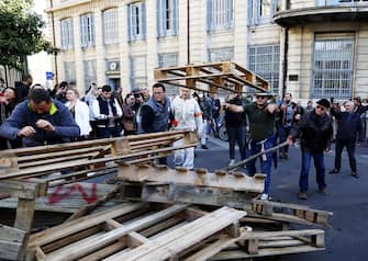 epa11105700 French farmers throw wooden pallets during a farmers' protest in front of prefecture of Montpellier, France, 26 January 2024. French farmers continue their protests with road blockades and demonstrations in front of state buildings awaiting a response from the government to their request for  immediate  aid of several hundred million euros. On 23 January, the EU Agriculture and Fisheries Council highlighted the importance of providing the conditions necessary to enable EU farmers to ensure food security sustainably and profitably, as well as ensuring a fair income for farmers.  EPA/GUILLAUME HORCAJUELO