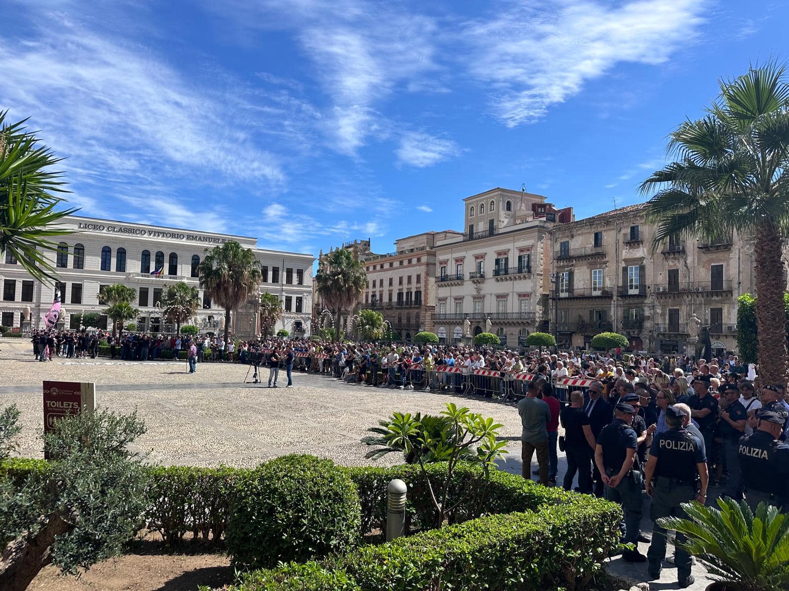 La folla all'esterno della Cattedrale di Palermo