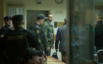 Russian oppositionist Alexei Navalny (c) stands in the court room in Moscow, Russia, 2 October 2017. Navalny was arrested due to an illegal demonstration in the Russian province. Photo: Emile Ducke/dpa