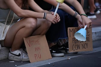 Un momento della fiaccolata in memoria di Michelle Causo, la ragazza di 17 anni uccisa a Primavalle, Roma, 03 luglio 2023.
ANSA/MASSIMO PERCOSSI