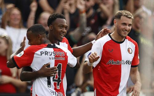 epa11542952 (L-R) Igor Paixao of Feyenoord, Antoni Milambo of Feyenoord, Santiago Gimenez of Feyenoord celebrate the 1-0 during the Dutch Eredivisie match between Feyenoord and Willem II at Feyenoord Stadion de Kuip in Rotterdam, Netherlands, 10 August 2024.  EPA/MAURICE VAN STEEN