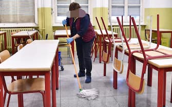 Corona Virus: pulizia della scuola Gioberti in vista della riapertura prevista mercoledi 4 marzo, Torino, 2 marzo 2020 ANSA/ ALESSANDRO DI MARCO
