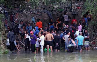 epa10621098 Migrants cross the Rio Grande river to try to enter the United States, in Matamoros, Mexico, 10 May 2023 (issued 11 May 2023). On the last day of Title 42 policy, migrants have attempted to cross into the United States.  EPA/Abraham Pineda Jacome