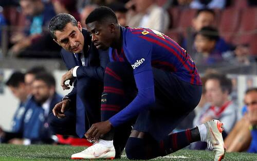 epa07107857 FC Barcelona's head coach Ernesto Valverde (L) gives instructions to his player Ousmane Dembele during the Spanish La Liga soccer match between FC Barcelona and Sevilla CF at Camp Nou stadium in Barcelona, Spain, 20 October 2018.  EPA/Alberto Estevez