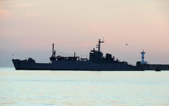 Una delle navi della flotta russa del Mar Nero nella base militare di Sebastopoli (Crimea), 6 Marzo 2014. ANSA/ CLAUDIO ACCOGLI 

