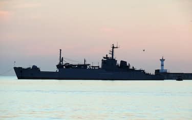 Una delle navi della flotta russa del Mar Nero nella base militare di Sebastopoli (Crimea), 6 Marzo 2014. ANSA/ CLAUDIO ACCOGLI 

