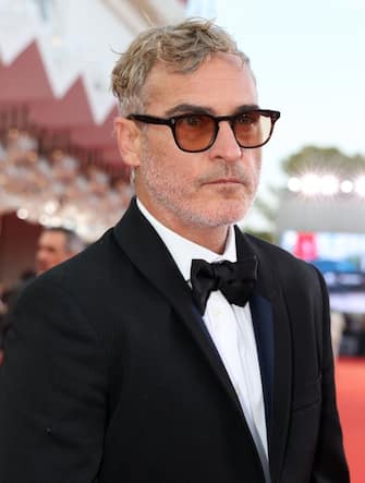 000-joaquin-phoenix-venezia-red-carpet-getty - 1