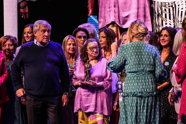 Filomena Lamberti sul palco della kermesse di Forza italia.