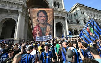 Inter Milan fans holding an icon like image of Inter Milan's Italian coach Simone Inzaghi, gather at Piazza del Duomo at the entrance of the Galleria Vittorio Emanuele II shopping mall, prior to the UEFA Champions League final football match between Paris Saint-Germain (PSG) and Inter Milan held in Munich, in Milan on May 31, 2025. (Photo by Stefano Rellandini / AFP)