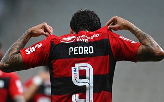 epa10953560 Pedro Guilherme of Flamengo celebrates after scoring his goal against Santos during a match for the 2023 Brazilian Championship between Flamengo and Santos at Mane Garrincha stadium in Brasilia, Brazil, 01 November 2023.  EPA/ANDRE BORGES