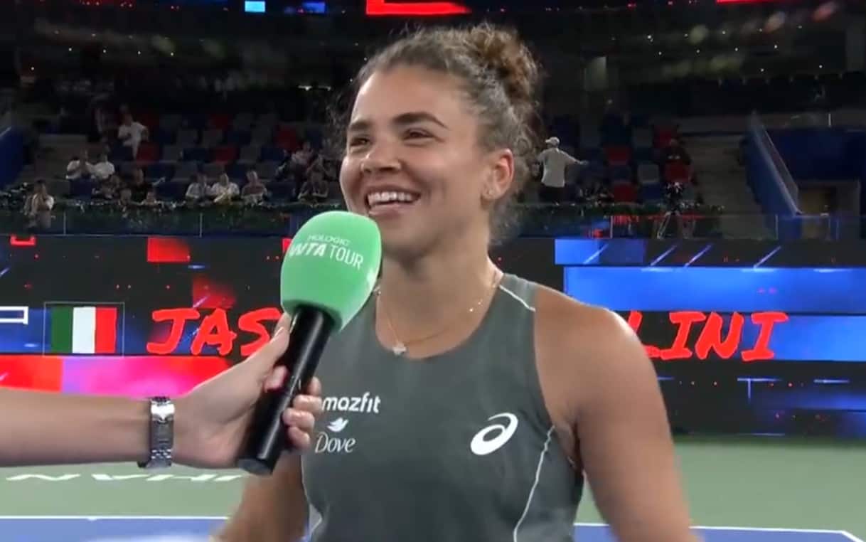 https://static.sky.it/editorialimages/24f99393762f9741ba0fff2a243a8c51ba48c4c4/skysport/it/tennis/video/2025/10/10/paolini-wta-wuhan-intervista-1042309/paolini_screen_1.jpg?im=Resize,width=1218