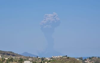 La nuova forte esplosione con l'emissione di flussi piroplastici è stata registrata alle 14:09 sullo Stromboli dalla rete di monitoraggio dell'Istituto nazionale di geofisica e vulcanologia. Sull'isola, come già avvenuto nei giorni scorsi, si è alzata una nube altissima di vapore con ricaduta di cenere.
ANSA/Gianluca Giuffre'