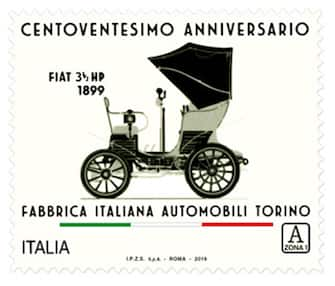 La prima automobile Fiat, costruita nel 1899, compare sul francobollo, emesso il 4 luglio 2019, che celebra i 120 anni dalla fondazione dell'azienda. Disegnata dal Centro Stile Fiat, la vignetta riproduce, su uno sfondo bianco, la FIAT 3½ HP. Il francobollo (del costo di 3,50 euro) e' valido per la posta prioritaria destinata all'Europa e al bacino Mediterraneo. La tiratura e' di 400.000 esemplari; l'annullo speciale ''primo giorno di emissione'', naturalmente, sara' apposto a Torino. ANSA/ UFFICIO STAMPA POSTE ITALIANE   +++ ANSA PROVIDES ACCESS TO THIS HANDOUT PHOTO TO BE USED SOLELY TO ILLUSTRATE NEWS REPORTING OR COMMENTARY ON THE FACTS OR EVENTS DEPICTED IN THIS IMAGE; NO ARCHIVING; NO LICENSING +++ 

