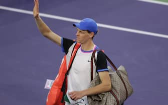 epa11225117 Yannik Sinner of Italy acknowledges the crowd while walking off the court after his loss to Carlos Alcaraz of Spain during their men's semi-final match at the BNP Paribas Open in Indian Wells, California, USA, 16 March 2024.  EPA/DANIEL MURPHY