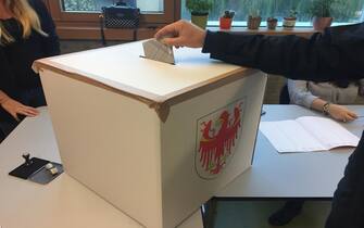 Operazioni di voto per il rinnovo del Consiglio provinciale di Bolzano, 21 ottobre 2018.
ANSA/G.NEWS