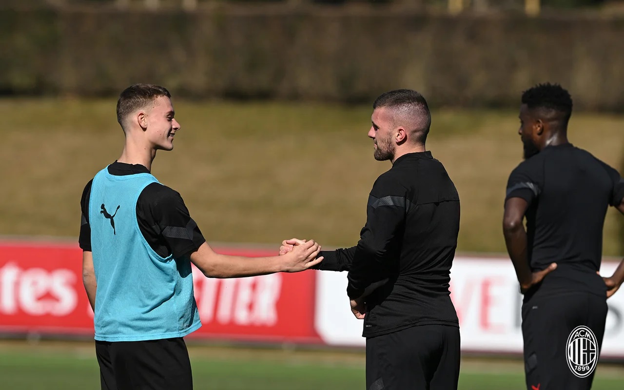 Il figlio di Ibrahimovic, Max, saluta Ante Rebic