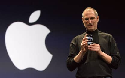 epa00898965 Apple Inc. CEO and co-founder, Steve Jobs poses with the new Apple iPhone after his keynote at the Macworld Expo in San Francisco, California, Tuesday, 09 January 2007. EPA/ANSA - JOHN G. MABANGLO - DRN