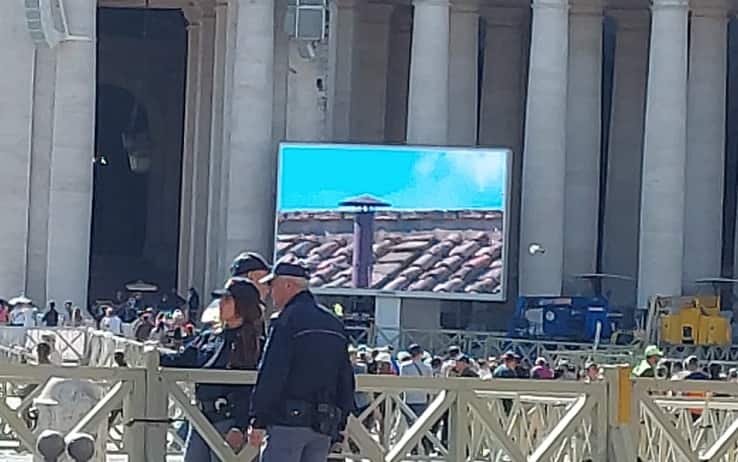 Maxischermi in Piazza a San Pietro