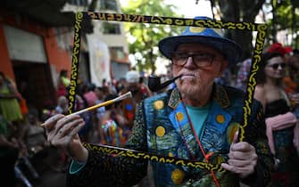 TOPSHOT - A reveler impersonating Dutch painter Vincent van Gogh takes part in a parade of the street carnival group Loucura Suburbana (Suburban Craziness) at the Engenho de Dentro neighborhood in the suburbs of Rio de Janeiro, Brazil on February 8, 2024. The "Loucura Suburbana" street carnival group is organized by workers and patients of the Nise da Silveira Municipal Psychiatric Hospital. The parade starts inside the hospital and winds its way through the streets of the neighborhood. (Photo by MAURO PIMENTEL / AFP)
